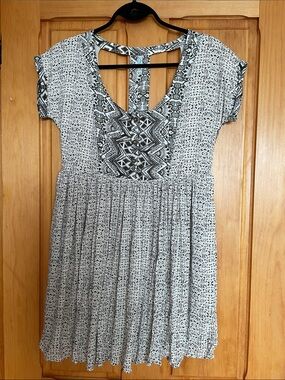 XS.   FREE PEOPLE  Black & White Printed Mini Dress with Strappy V-Back NWOT